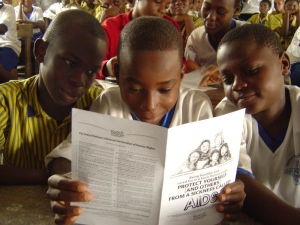 Η Νεολαία για τα Ανθρώπινα Δικαιώματα παρέχει τις δημοσιεύσεις και τα υλικά για εκπαιδευτικές δραστηριότητες ομάδων.