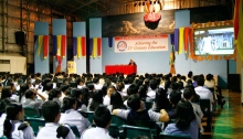Η Νεολαία για τα Ανθρώπινα Δικαιώματα  Διεθνώς παρουσιάζει ένα μάθημα για τα ανθρώπινα δικαιώματα σε ένα τοπικό σχολείο.