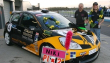 Niki Lanik με το αγωνιστικό του αυτοκίνητο Y4HR και μετάλλια
